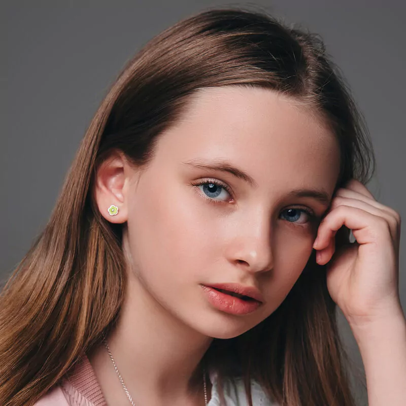 Моносережка Квіточка з жовтою емаллю та фіанітом фото