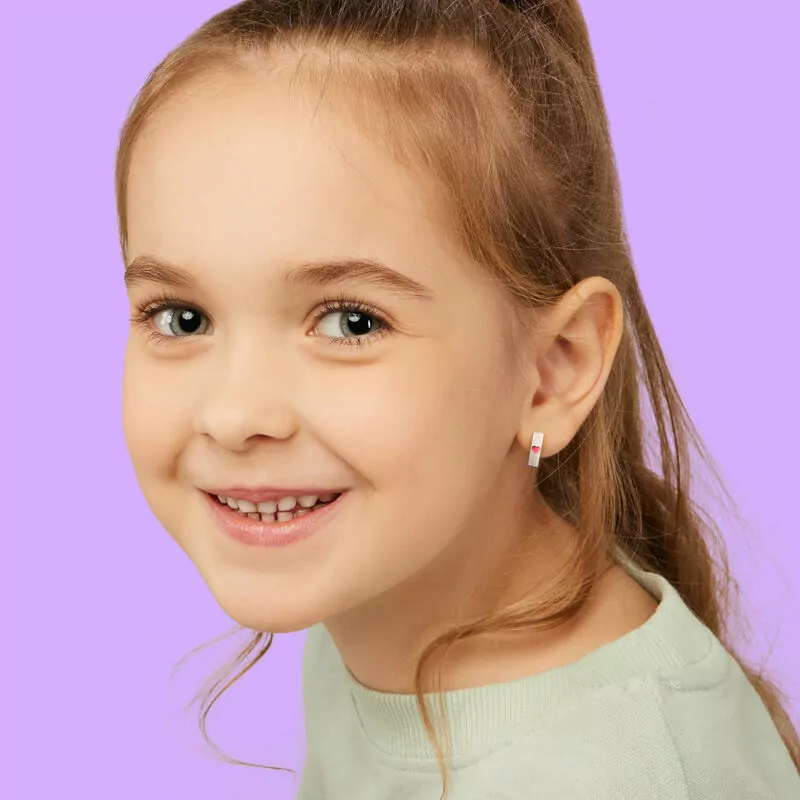 Сережки з білого золота Huggie з серцем двосторонні з діамантами та рожевою емаллю фото