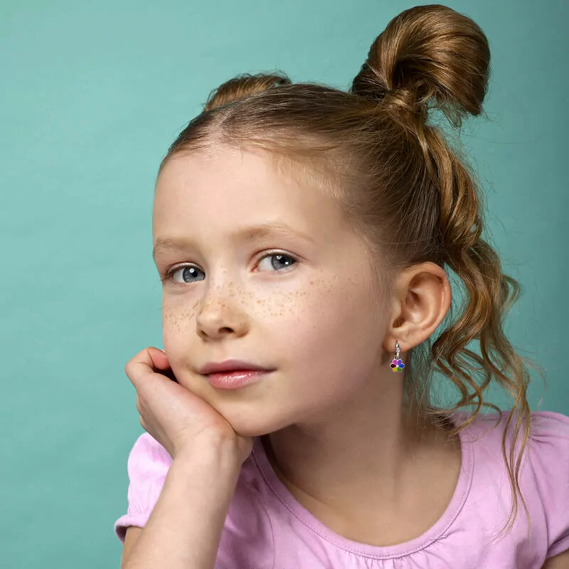 Сережки з підвісами Ромашка кольорова з різнобарвною емаллю і білими фіанітами фото